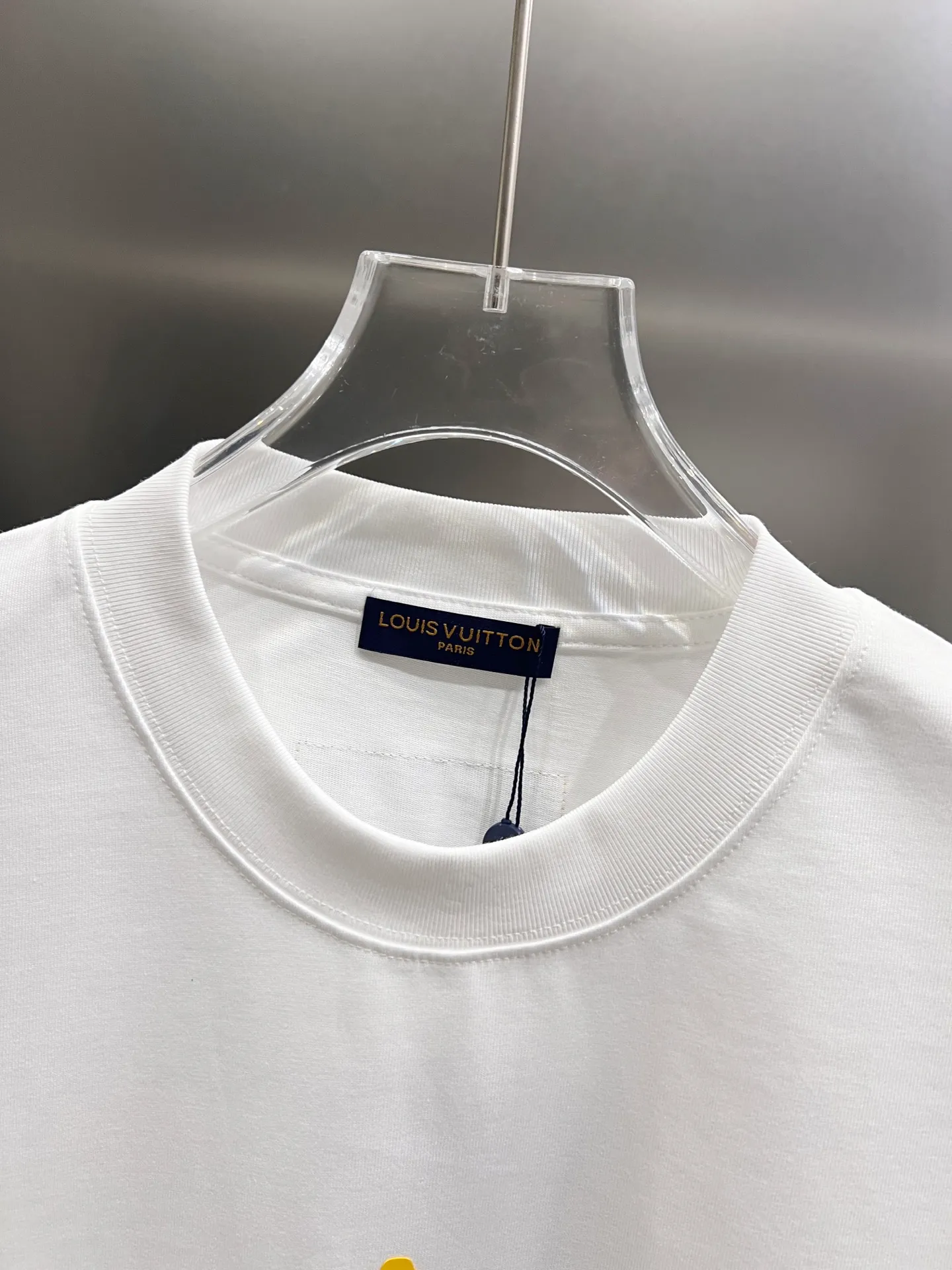 🅿️190 1v Louis* 2025 autumn and winter new style classic letter three-dimensional craft design high-end version! Highly breathable and comfortable, customized double yarn plain cotton fabric. Short-sleeved T-shirt. Same style for men and women. Sizes S M L XL XXL Five sizes black white